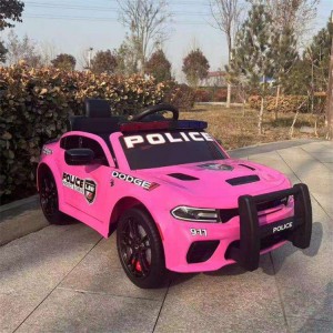 警车骑在汽车上遥控儿童电动车骑在女孩的汽车上小轿车