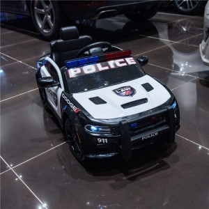 警车骑在汽车上遥控儿童电动车骑在女孩的汽车上小轿车