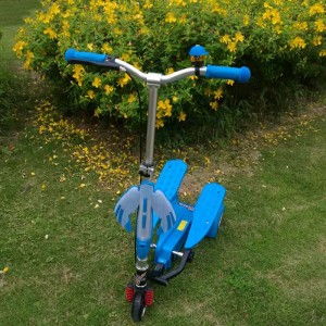 新款双踏车踏板车 儿童音乐闪光滑板车 三轮双翼车