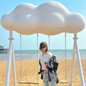 户外云朵秋千景区创意双人秋千玻璃钢云朵秋千装饰摆件